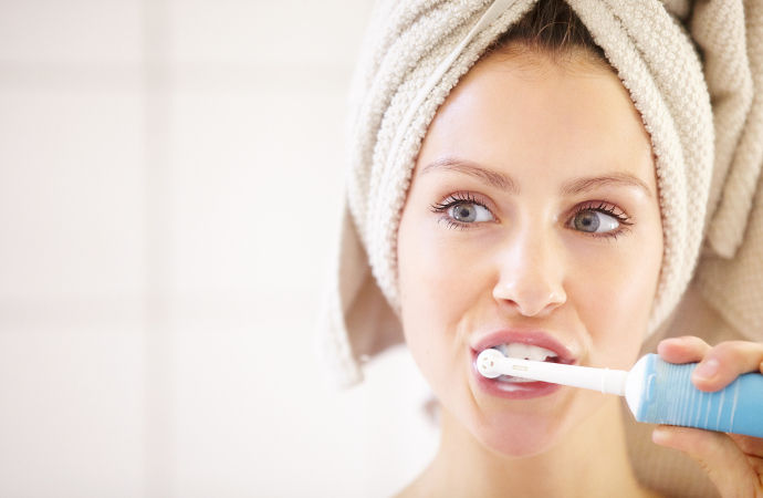 Acquista Custodia da viaggio per spazzolino elettrico per spazzolini Oral-B  con 4 copri testine per spazzolino adatti per testine per spazzolino Oral B