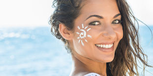 Proteggere labbra, viso e capelli: guida all’acquisto dei migliori prodotti per il sole 