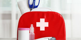 Cassetta del pronto soccorso: guida all’acquisto di cerotti, garze e disinfettanti