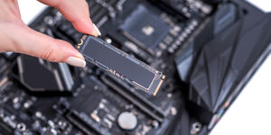 mano che sorregge un'ssd