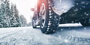 Cambio gomme: viaggiare in sicurezza con le dotazioni invernali