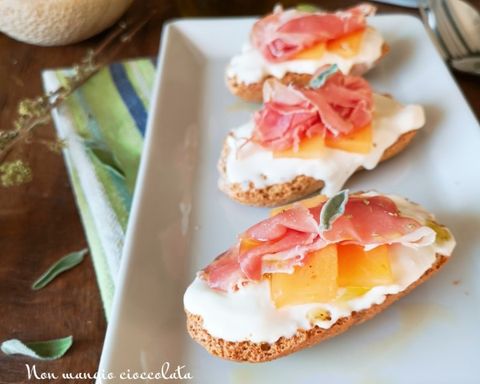 crostini di melone prosciutto e crescenza