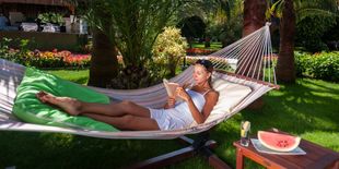 Un’oasi di relax in giardino con amache, poltrone e sdraio