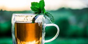 Tisane a freddo: benefiche e dissetanti per l’estate