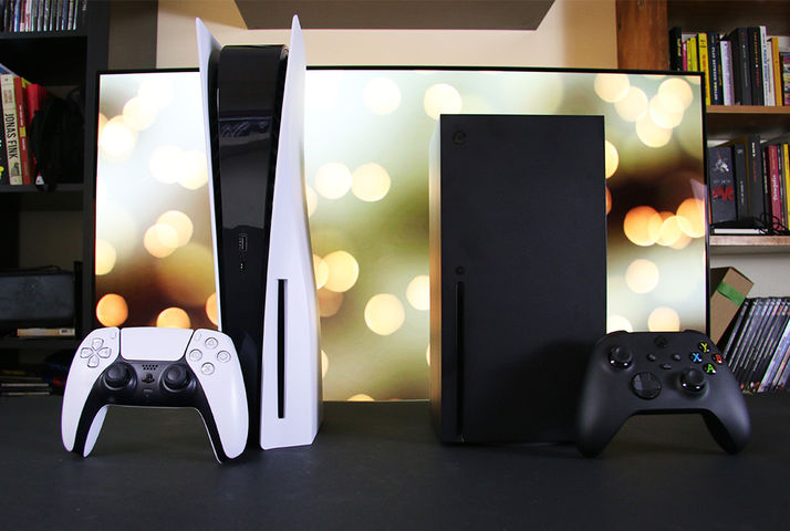 Confronto PS5 e Xbox Series X con joypad