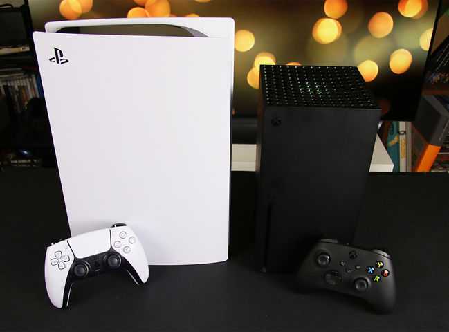Confronto PS5 e Xbox Series X con vista verticale