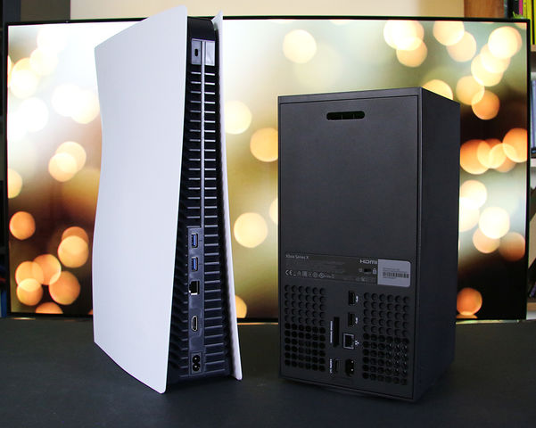 Confronto PS5 e Xbox Series X vista retro