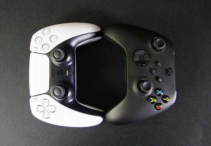 I due controller di PS5 e Xbox Series X a confronto.