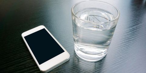 caricare lo smartphone con acqua
