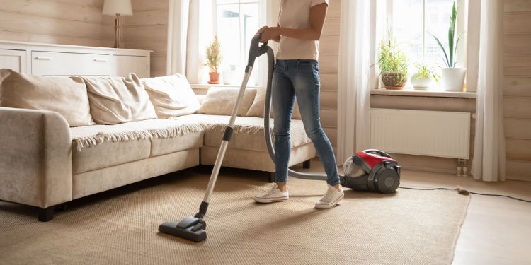 Come pulire i tappeti di casa con gli strumenti migliori e metodi naturali