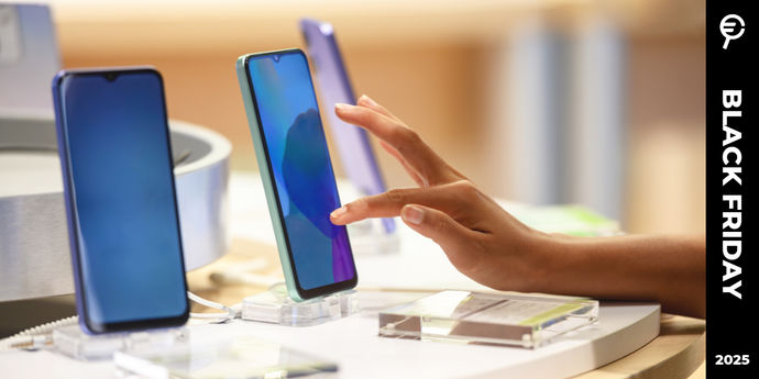 Mano che prova lo schermo di uno smartphone esposto in negozio durante le offerte speciali del Black Friday 2025