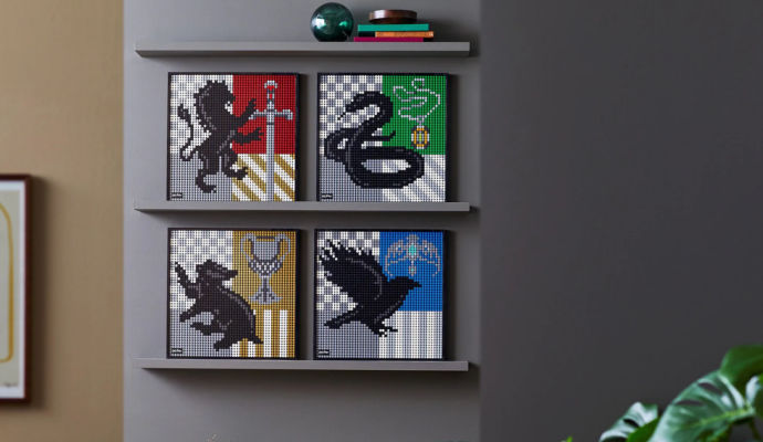 Personaggi del lego a tema Harry Potter e personaggi della serie del mondo  dei maghi del lego che si erettano su mattoni di lego in una cornice da  quadro montata a parete.