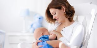 Latte materno: come stimolarne la produzione con integratori e buone abitudini