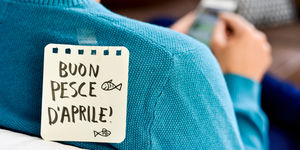 Maglione azzurro con foglietto attaccato sopra con la scritta Buon pesce d'aprile