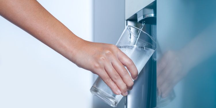 I vantaggi di un frigorifero con dispenser di bevande