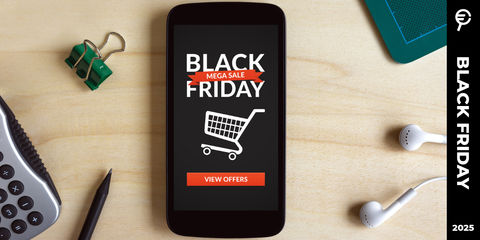 Smartphone su scrivania in legno con schermata nera dedicata al Black Friday, accanto a cuffie, calcolatrice e graffette verdi. Sulla destra è presente una fascia nera con frase promozionale per il Black Friday