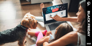 Donna e bambina sedute a terra guardano offerte Black Friday su laptop, con un cagnolino accanto che osserva la scena. Sul lato c'è una scritta promozionale sul Black Friday 2025