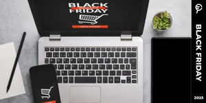 Laptop, smartphone e tablet su scrivania con schermate dedicate al Black Friday e scritta promozionale sugli sconti