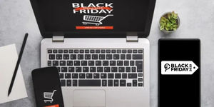 Laptop, smartphone e tablet su scrivania con schermate dedicate al Black Friday e scritta promozionale sugli sconti