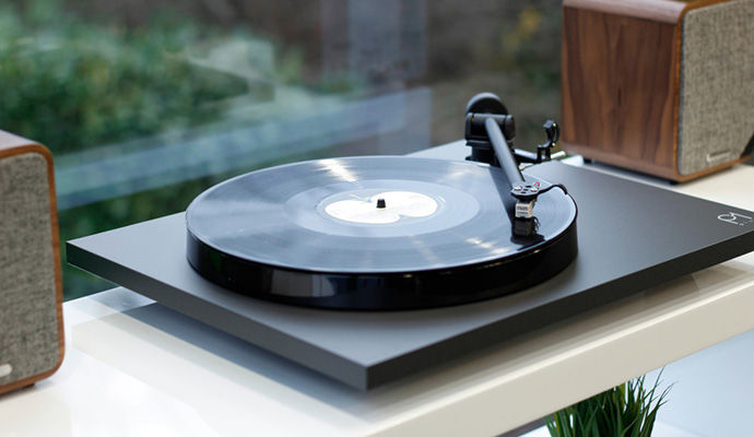 Giradischi REGA PLANAR 1 - Finitura Noce Con Ricevitore Bluetooth Integrato