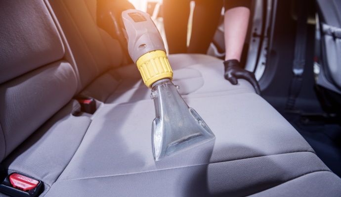 pulizia auto interna con aspirapolvere pulizia auto interna con aspirapolvere