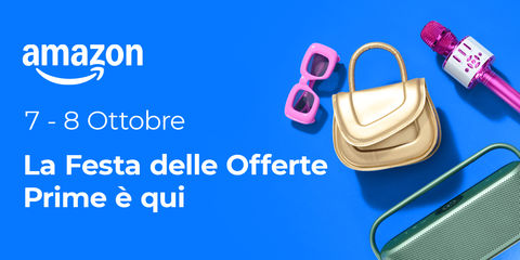 Occhiali da sole rosa, borsetta dorata, microfono rosa e cassa Bluetooth verde su sfondo blu con testo promozionale per la Festa delle Offerte Prime