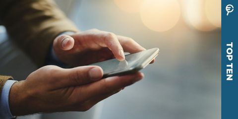 le mani di un uomo tengono un cellulare a fianco una striscia blu con la scritta top 10