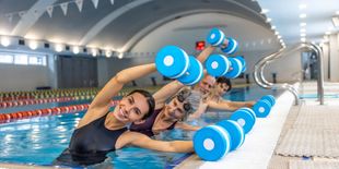 Acquagym: i benefici e cosa mettere nella borsa per la piscina