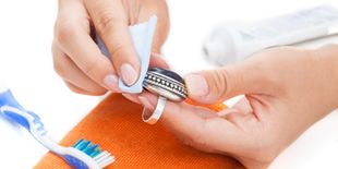 Come pulire l’argento? Consigli e trucchi per mantenerlo sempre lucente