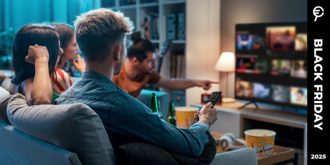 Gruppo di ragazzi e ragazze su sun divano che guardano una Smart TV