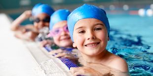Come proteggere pelle e capelli dal cloro in piscina