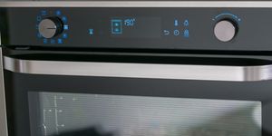 sportello di un forno con rotelle per i comandi ed icone illuminate