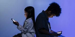 Bambini usano smartphone