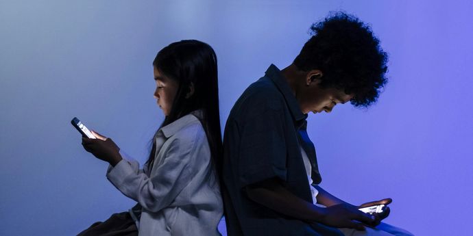 Bambini usano smartphone