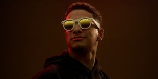 Meta presenta i nuovi occhiali intelligenti sviluppati con Oakley