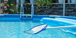 Come mantenere pulita la piscina fuori terra: strumenti e consigli