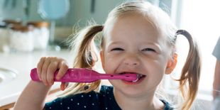 Spazzolino elettrico per bambini: come e quando usarlo