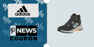 Schermata con logo Adidas e sotto la scritta News Coupon. Accanto sono rappresentate le scarpe da escursionismo nere alte fino a sopra la caviglia Adidas Terrex AX4 Mid Gore-Tex