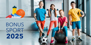 Gruppo di bambini in palestra con abbigliamento sportivo colorato, attrezzi fitness e scritta “Bonus Sport 2025”
