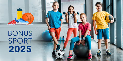 Gruppo di bambini in palestra con abbigliamento sportivo colorato, attrezzi fitness e scritta “Bonus Sport 2025”