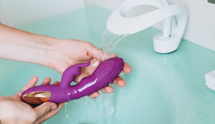 Pulizia sex toys: come lavare vibratori e dildo per averli sempre puliti e  perfetti