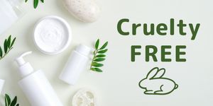 Prodotti cosmetici bianchi su sfondo chiaro con scritta “Cruelty Free” e simbolo del coniglietto.