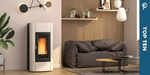 Stufa a pellet accesa in salotto moderno con divano scuro, parete in legno chiaro e decorazioni minimaliste.