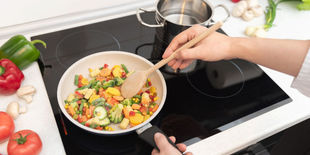 A gas, induzione o elettrico: guida all’acquisto del piano cottura