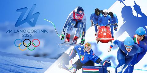 Sciatori in azione durante una gara invernale, con bandiere, pubblico e neve sullo sfondo in un contesto competitivo