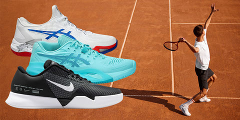 A sinistra sono rappresentata delle scarpe da tennis, mentre a destra un giocatore di tennis colpisce una pallina su campo di terra rossa